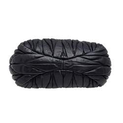 مملوكة مسبقًا حقيبة ساتشل ميو ميو كوفر تو واي جلد مبطن أسود