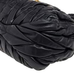 مملوكة مسبقًا حقيبة ساتشل ميو ميو كوفر تو واي جلد مبطن أسود