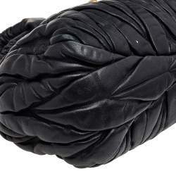 مملوكة مسبقًا حقيبة ساتشل ميو ميو كوفر تو واي جلد مبطن أسود