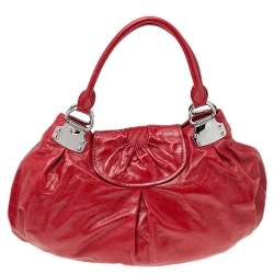 Pre Owned حقيبة هوبو ميو ميو جلد أحمر بطيات