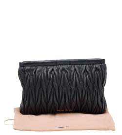 مملوكة مسبقًا Miu Miu Black Metalassé Leather Clutch