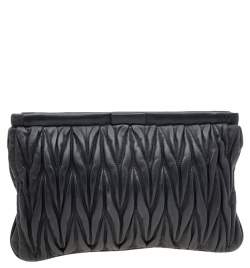 مملوكة مسبقًا Miu Miu Black Metalassé Leather Clutch