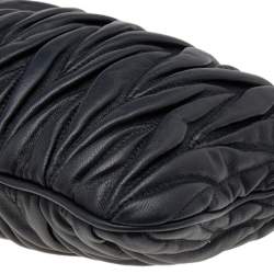 مملوكة مسبقًا Miu Miu Black Metalassé Leather Clutch