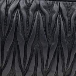 مملوكة مسبقًا Miu Miu Black Metalassé Leather Clutch