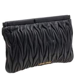 مملوكة مسبقًا Miu Miu Black Metalassé Leather Clutch