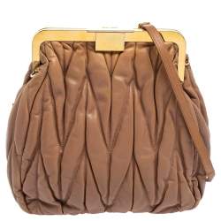 Pre Owned حقيبة كلتش ميو ميو ماتيلاس جلد بيج بمشبك 