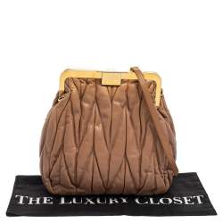 Pre Owned حقيبة كلتش ميو ميو ماتيلاس جلد بيج بمشبك 