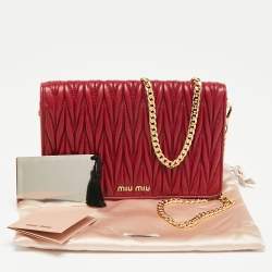 Pre Owned حقيبة كلتش ميو ميو جلد ماتيلاس أحمربقلاب بسلسلة