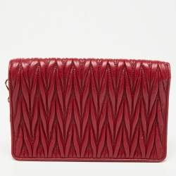 Pre Owned حقيبة كلتش ميو ميو جلد ماتيلاس أحمربقلاب بسلسلة