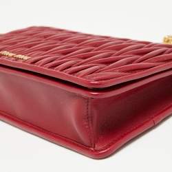 Pre Owned حقيبة كلتش ميو ميو جلد ماتيلاس أحمربقلاب بسلسلة