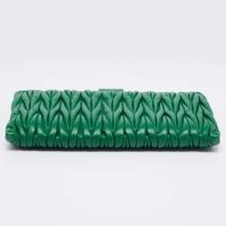 Pre Owned حقيبة كلتش ميو ميو جلد ماتيلاس أخضر بإطار