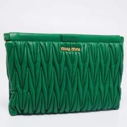 Pre Owned حقيبة كلتش ميو ميو جلد ماتيلاس أخضر بإطار
