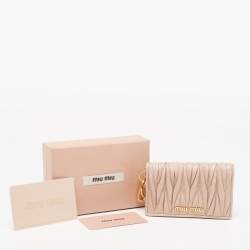 Pre Owned محفظة بطاقات ميو ميو جلد ماتيلاس وردي فاتح