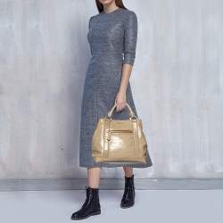 مملوكة مسبقًا حقيبة يد توتس ميو ميو جلد نقشة التمساح بيج بسحاب أمامي