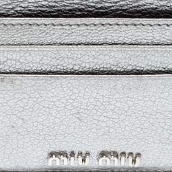 Pre Owned حافظة بطاقات ميو ميو جلد فضية ميتالك بسحاب