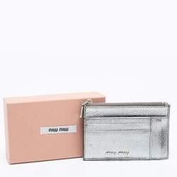 Pre Owned حافظة بطاقات ميو ميو جلد فضية ميتالك بسحاب