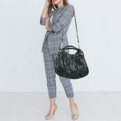 مملوكة مسبقًا حقيبة هوبو ميو ميو بيلسيه جلد طية أخضر داكن كبيرة