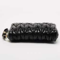 مملوكة مسبقًا Miu Miu Black Matelassé Patent Leather Zip Wristlet Pouch