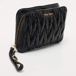 مملوكة مسبقًا Miu Miu Black Matelassé Patent Leather Zip Wristlet Pouch