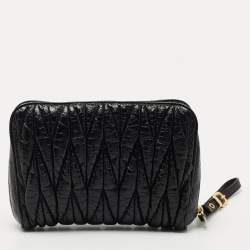 مملوكة مسبقًا Miu Miu Black Matelassé Patent Leather Zip Wristlet Pouch