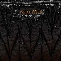مملوكة مسبقًا Miu Miu Black Matelassé Patent Leather Zip Wristlet Pouch