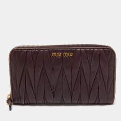 مملوكة مسبقًا Miu Miu Burgundy Matelassé Leather Zip Around Wallet
