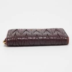 مملوكة مسبقًا Miu Miu Burgundy Matelassé Leather Zip Around Wallet