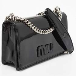 مملوكة مسبقًا Miu Miu Black Patent Leather Logo Flap Chain Bag