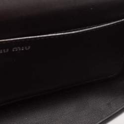 مملوكة مسبقًا Miu Miu Black Patent Leather Logo Flap Chain Bag