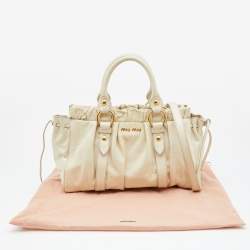 مملوكة مسبقًا حقيبة ميو ميو جلد فيتيلو أولد روز