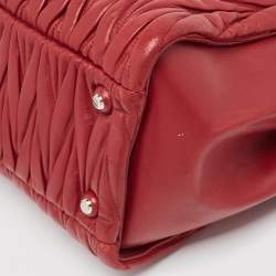 مملوكة مسبقًا Miu Miu Red Matelasse Leather Top Zip Tote