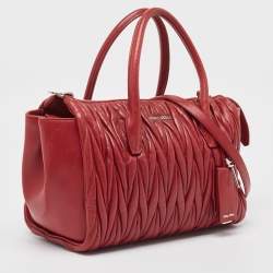 مملوكة مسبقًا Miu Miu Red Matelasse Leather Top Zip Tote