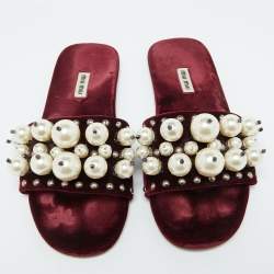 مملوكة مسبقًا صندل فلات ميو ميو مزخرف لؤلؤ صناعى قطيفة عنابي مقاس 35.5
