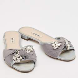 مملوكة مسبقًا صندل سلايد ميو ميو مزين عقدة مزخرفة كريستال كانفاس و ساتان أزرق فاتح مقاس 38