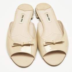 مملوكة مسبقًا Miu Miu Beige Patent Leather Bow Crystal Embellished Heel Flat Slides Size 39