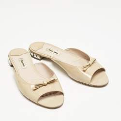 مملوكة مسبقًا Miu Miu Beige Patent Leather Bow Crystal Embellished Heel Flat Slides Size 39