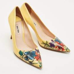Pre Owned حذاء كعب عالي ميو ميو جلد لامع أصفر بطبعة زهور مقاس 37
