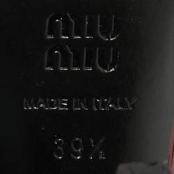 مملوكة مسبقًا حذاء كعب عالي ميو ميو سير جلد لامع أحمر نبيذي مقدمة مدببة بمشبك حزام خلفي مقاس 37.5