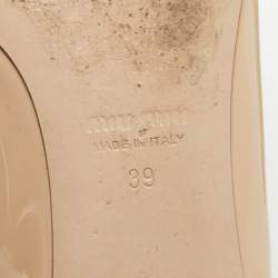 مملوكة مسبقًا Miu Miu Beige Patent Leather Bow Detail Crystal Embellished Ballet Flats Size 39