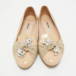 مملوكة مسبقًا Miu Miu Beige Patent Leather Bow Detail Crystal Embellished Ballet Flats Size 39