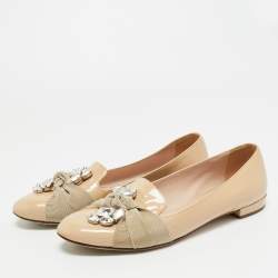 مملوكة مسبقًا Miu Miu Beige Patent Leather Bow Detail Crystal Embellished Ballet Flats Size 39