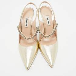 مملوكة مسبقًا حذاء كعب عالي ميو ميو حزام خلفي مزيَّن بالكريستال جلد ذهبي مقاس 36