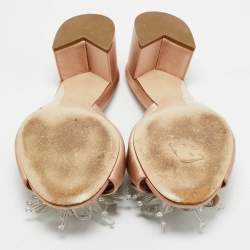 مملوكة مسبقًا صندل ميو ميو بنعل خفيف مزين بأحجار كريستال من الساتان بلون وردي فاتح مقاس 38.5