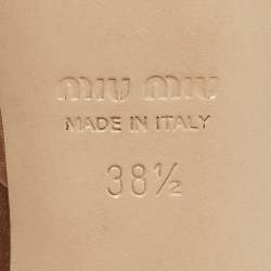 مملوكة مسبقًا صندل ميو ميو بنعل خفيف مزين بأحجار كريستال من الساتان بلون وردي فاتح مقاس 38.5