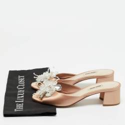 مملوكة مسبقًا صندل ميو ميو بنعل خفيف مزين بأحجار كريستال من الساتان بلون وردي فاتح مقاس 38.5