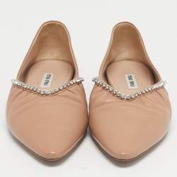 مملوكة مسبقًا حذاء باليرينا فلات ميو ميو جلد لامع بيج مزين بالكريستال مقاس 36.5