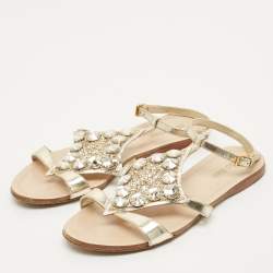 مملوكة مسبقًا صندل ميوميو جلد فويل فضي مزخرف كريستال بسير حول الكاحل مقاس 35