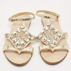 مملوكة مسبقًا صندل ميوميو جلد فويل فضي مزخرف كريستال بسير حول الكاحل مقاس 35