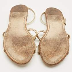 مملوكة مسبقًا صندل ميوميو جلد فويل فضي مزخرف كريستال بسير حول الكاحل مقاس 35