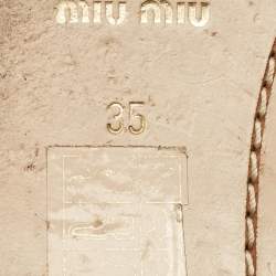 مملوكة مسبقًا صندل ميوميو جلد فويل فضي مزخرف كريستال بسير حول الكاحل مقاس 35